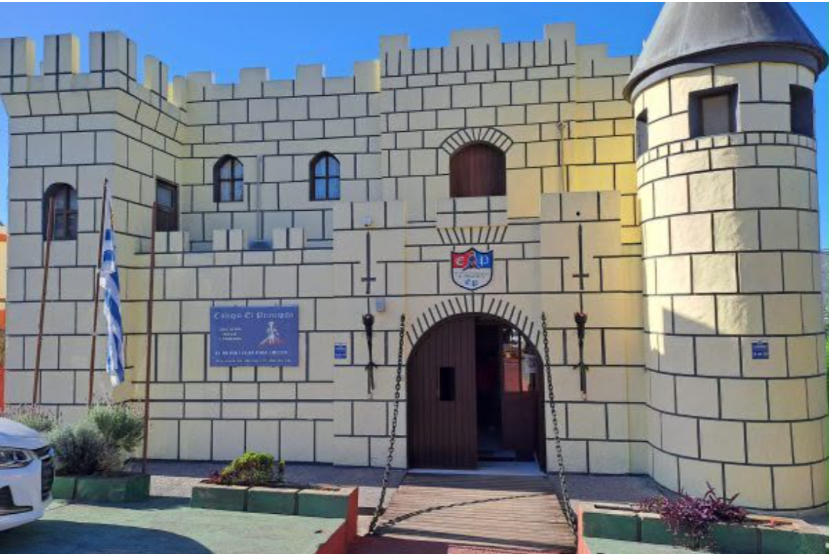 Fachada del Instituto El Principito, con forma de castillo